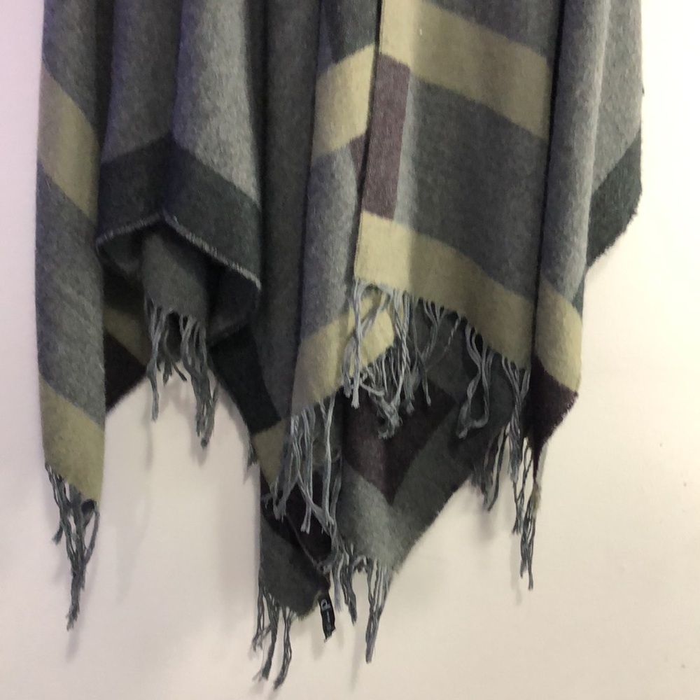 Dynamite warm shawl - Picture 3 of 5